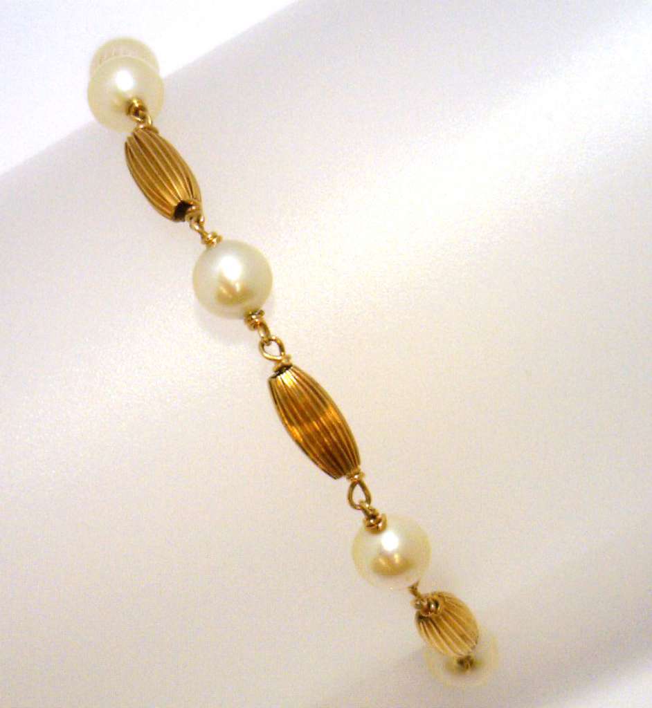Ladies' 14kt yellow gold pearl bracelet