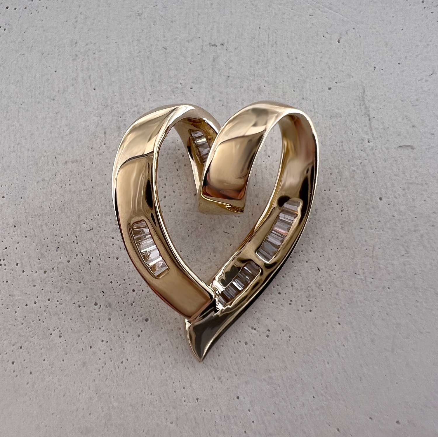 14kt yellow gold heart shaped diamond pendant