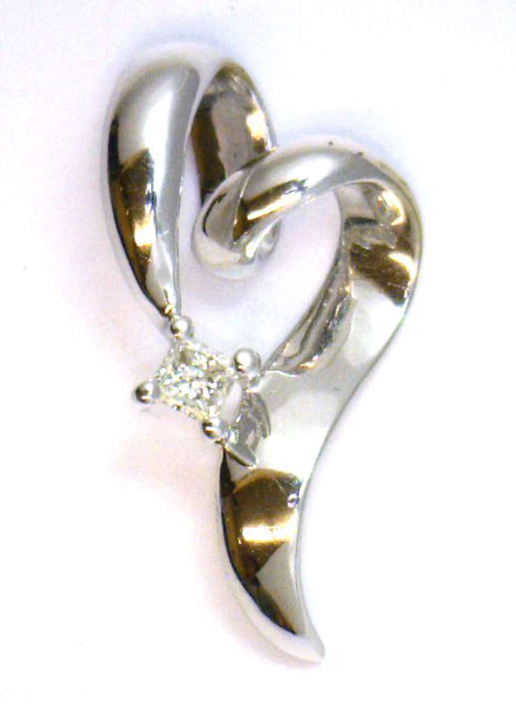 14kt white gold heart style diamond pendant