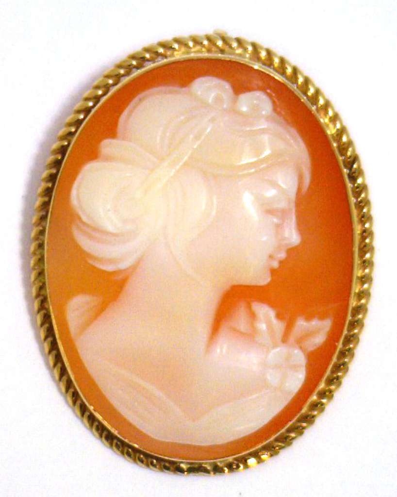 14kt yellow gold cameo brooch pendant featuring carved shell cameo close-up front view with detailed craftsmanship