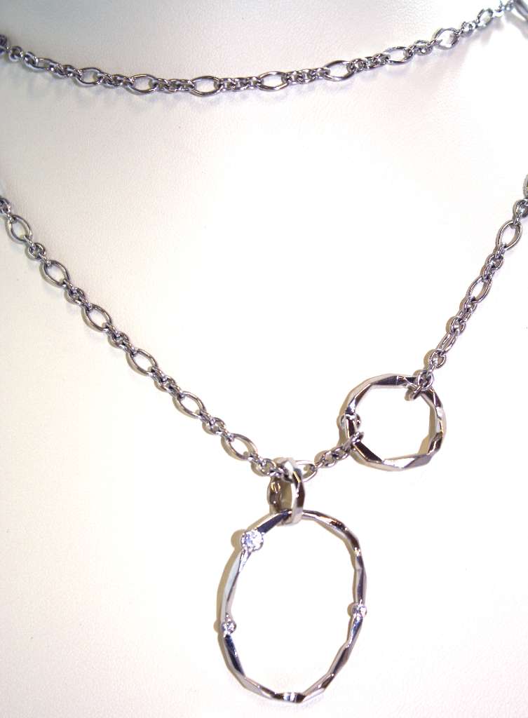 Close-up of 18kt white gold diamond necklace showcasing 10 round brilliant cut diamonds