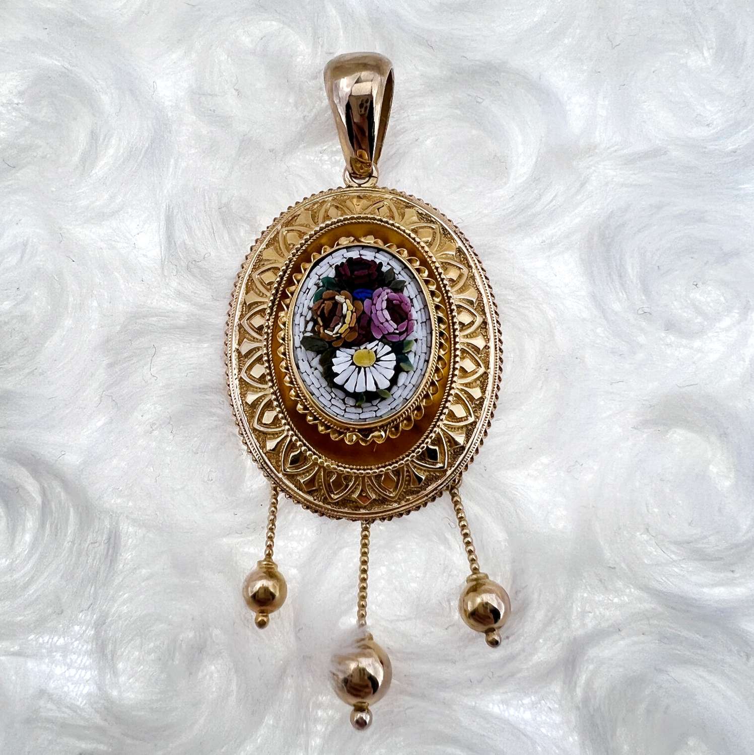 Close-up of 15kt yellow gold pendant featuring detailed flower pattern, front angle, weighing 7.36 grams