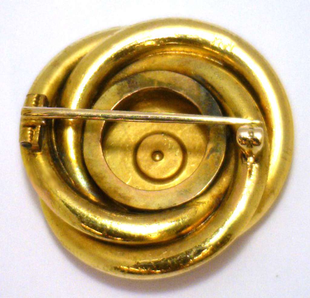 Close-up of the 14kt yellow gold brooch back pin in 10kt yellow gold, showing craftsmanship and secure clasp