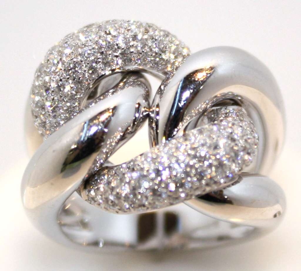 Close-up detail of 18kt white gold diamond ring showcasing G-H color round brilliant diamonds