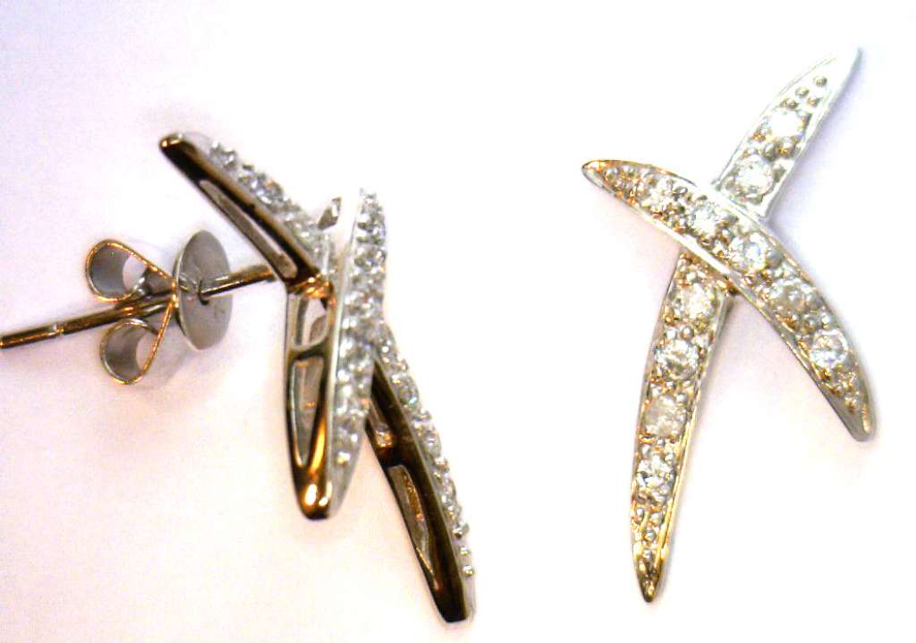 18kt white gold diamond stud earrings