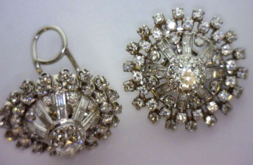 Overall view of Victorian sparkling diamond brooch weighing 48.50 grams in platinum and white gold