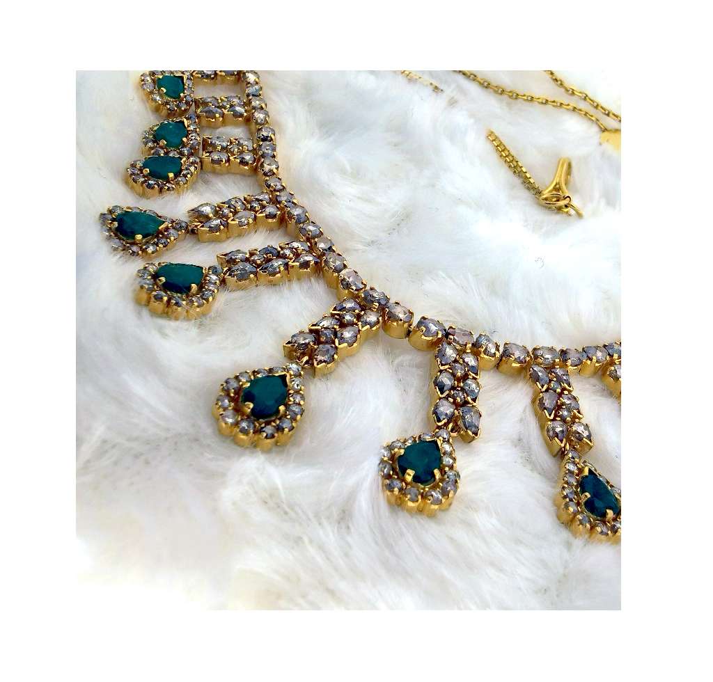 Elegant clasp and chain detail of 12 inch 22kt yellow gold diamond and emerald antique necklace