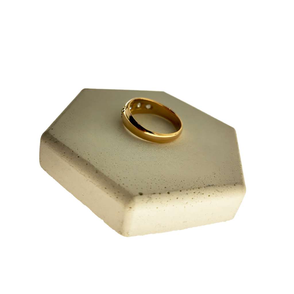 Close-up of four old mine cut diamonds on 18kt yellow gold ring, showing clarity and vintage design details