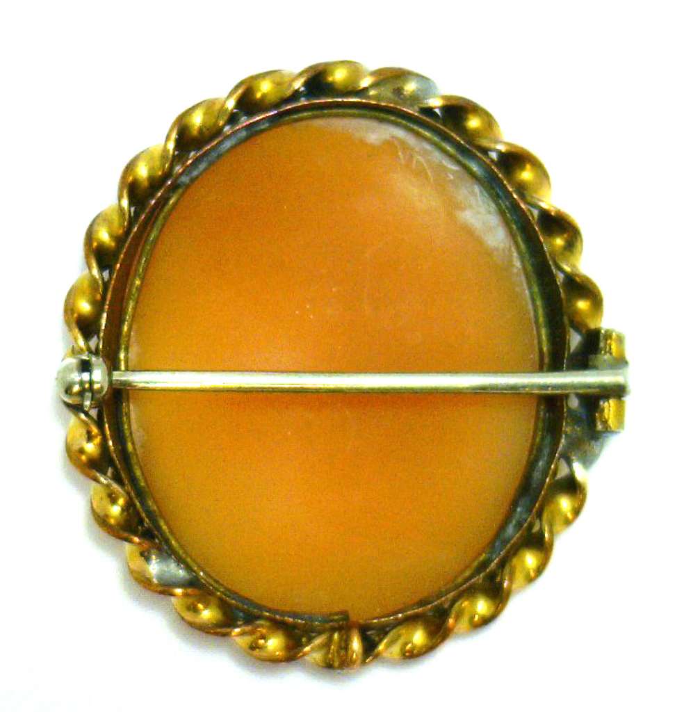 Side view of yellow gold filled cameo brooch highlighting depth and quality craftsmanship in vintage jewelry