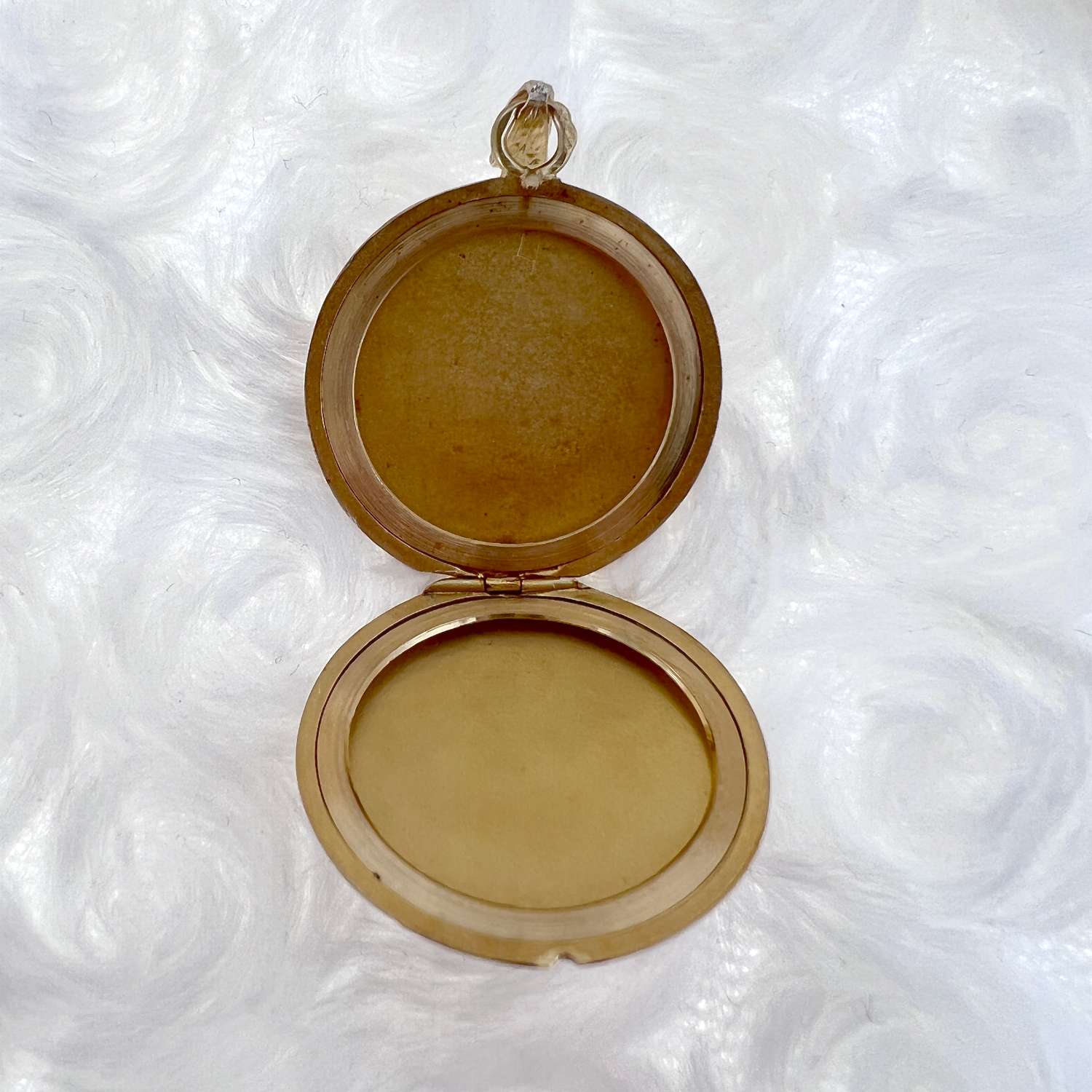 Back angle of 18kt yellow gold locket pendant showing solid craftsmanship and hinged design