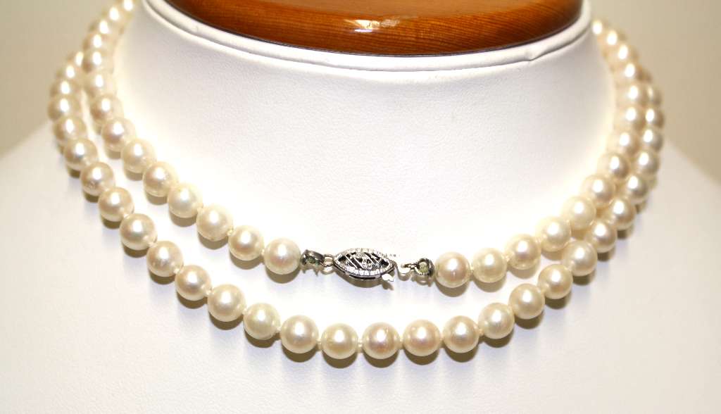 One string of cultured white color pearl necklace