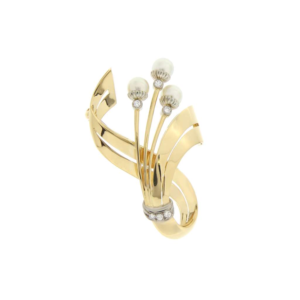 Side profile of elegant 18kt yellow and white gold pearl brooch emphasizing metal craftsmanship and secured clasp