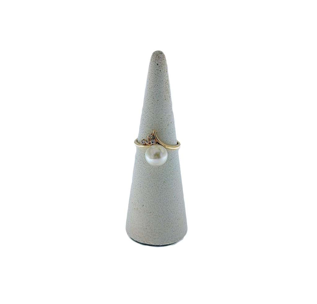 16kt yellow gold pearl ring with a single white cultured pearl 7.5-8.0mm and four round full cut diamonds, shown in close up, luxury ring side angle