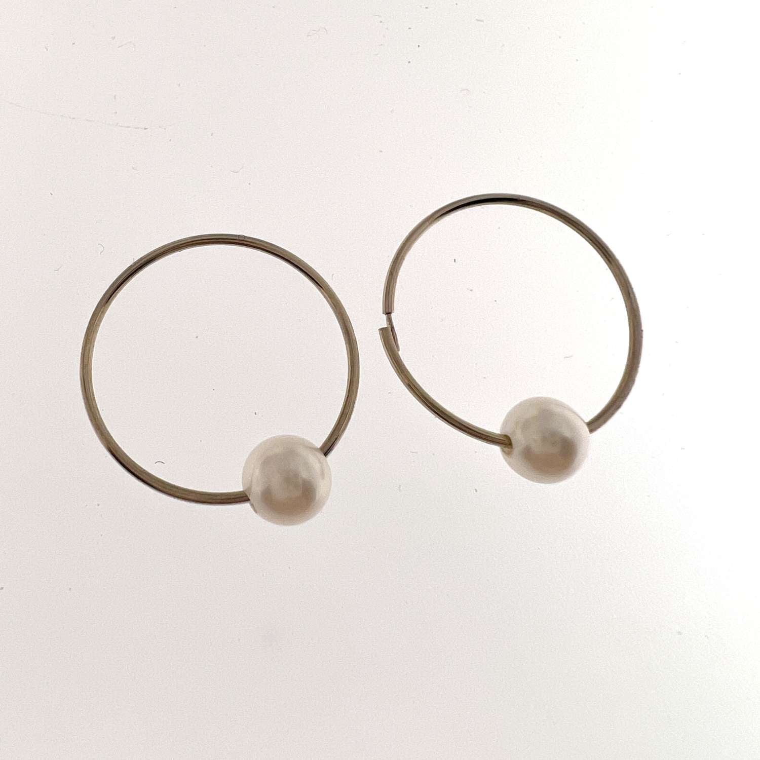 14kt white gold pearl earrings